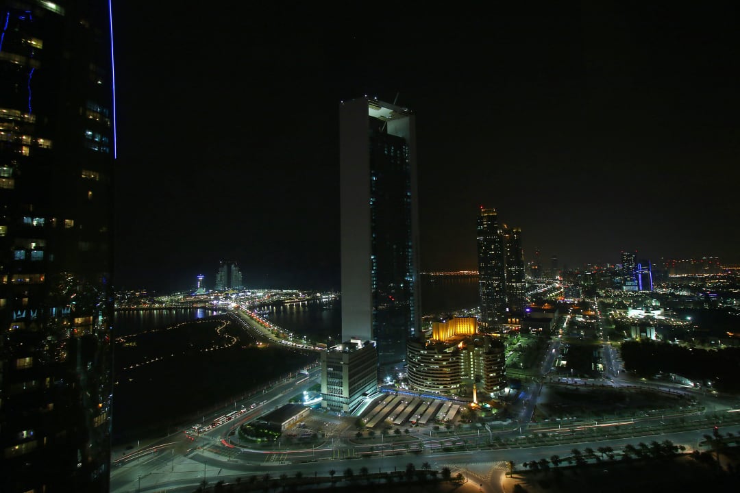 Blick aus dem 28. Stock bei Nacht Conrad Abu Dhabi Etihad Towers