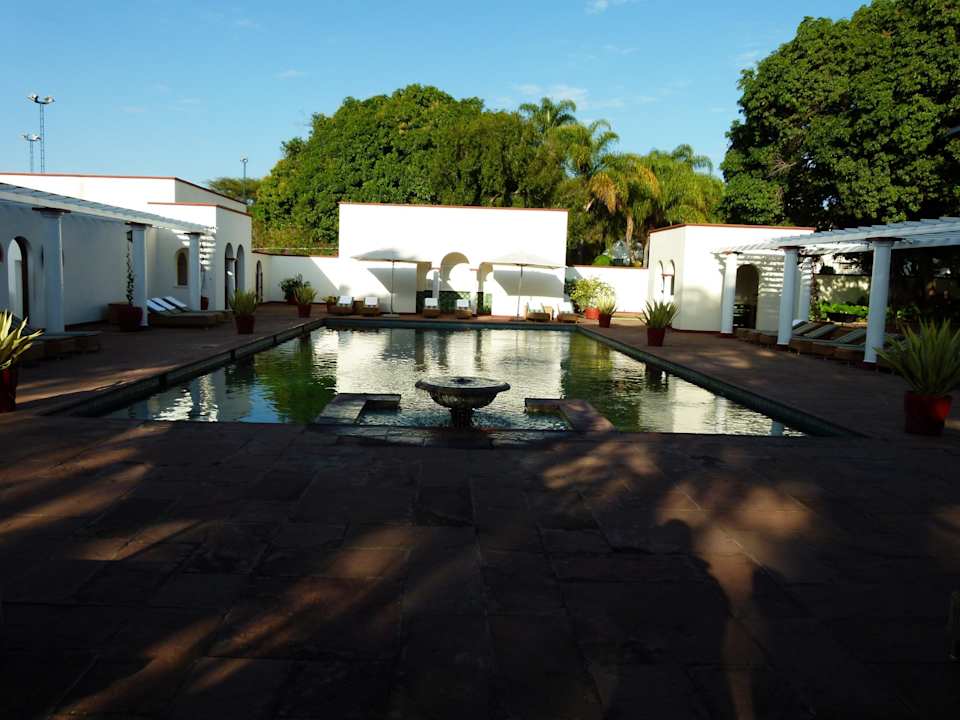 Pool am frühen morgen The Victoria Falls Hotel