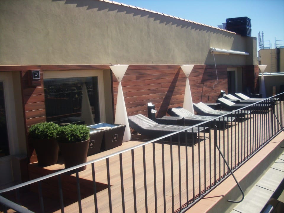 Schmale Sonnenterrasse Hotel Catalonia Atocha