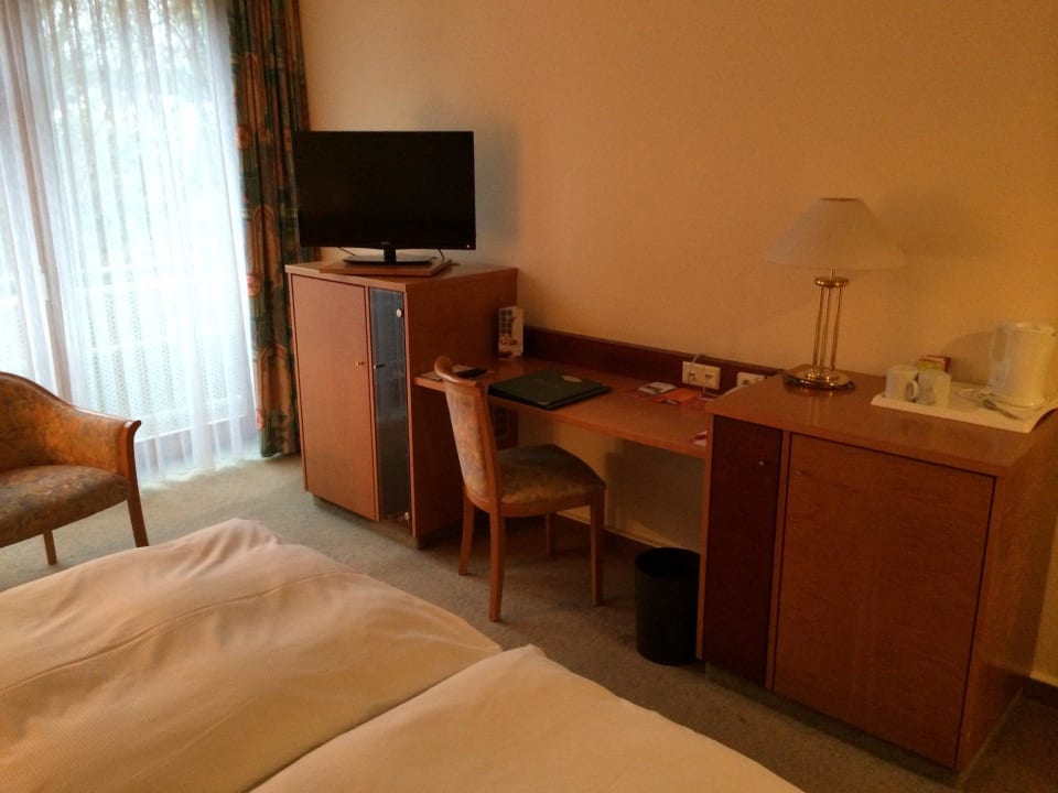 TV mit Minibar und Schreibtisch Dolce by Wyndham Bad Nauheim