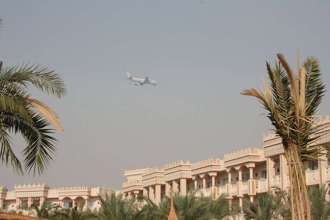 Flugzeug uber dem Hotel Pickalbatros Palace Resort