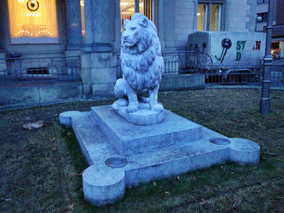 Löwen Skulpturen am Eingang Hotel Deutsches Haus