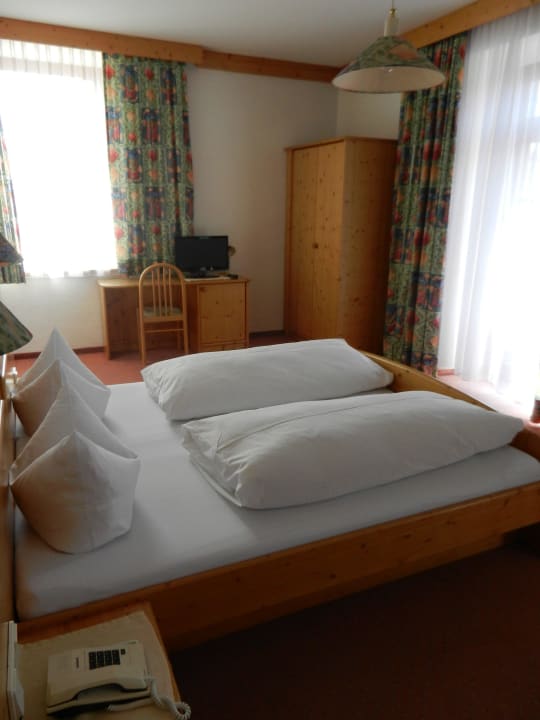 Großzügiges Doppelzimmer mit Balkon Hotel Krone Oberperfuss