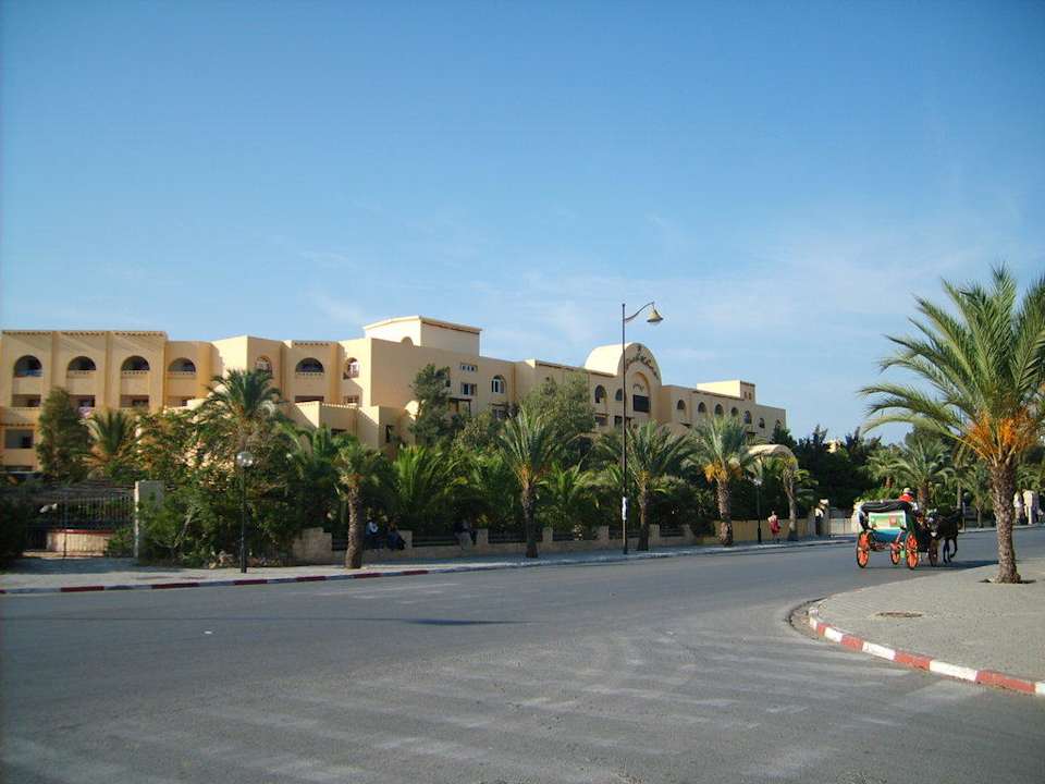 Vor dem Hotel Hotel Chich Khan