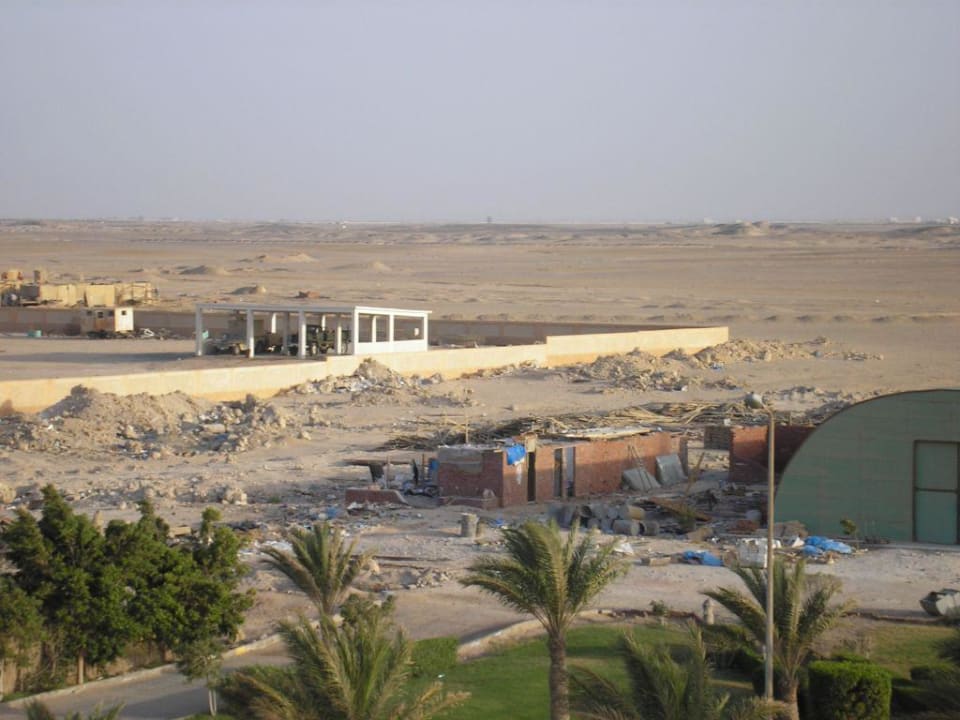 Andere Strassenseite am Hotel Palm Beach Resort