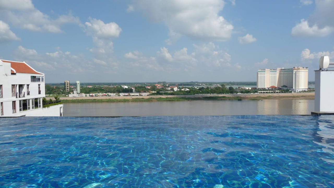 Blick vom Pool zum Fluss Harmony Phnom Penh Hotel