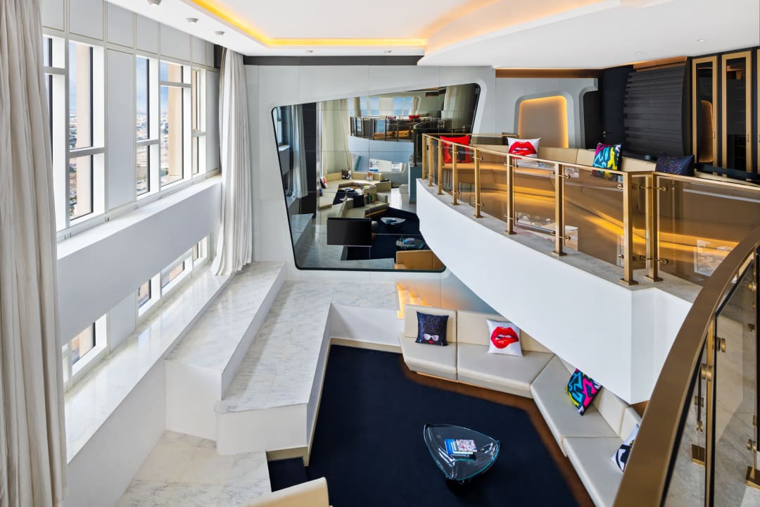 Zimmer V Hotel Dubai, Curio Collection by Hilton