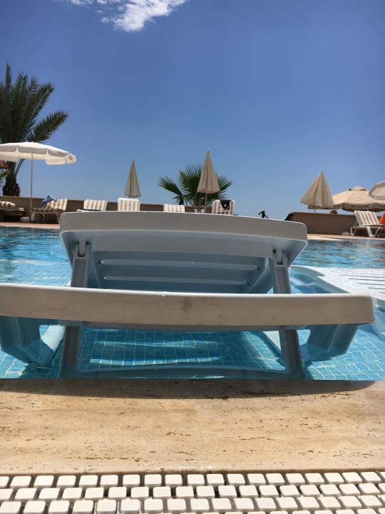 Tolle Liegen im Pool, liegen und abkühlen zugleich Alaaddin Beach - Adults only