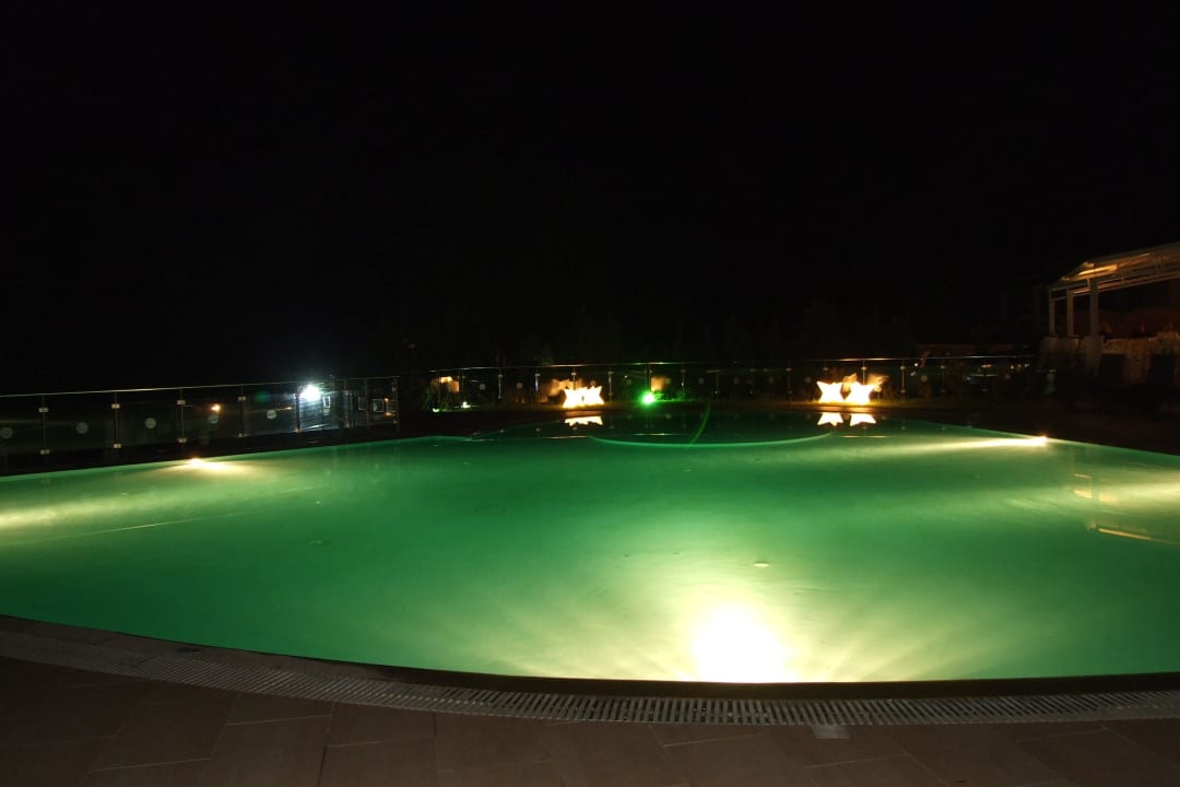 Abends am Pool Istion Club & Spa