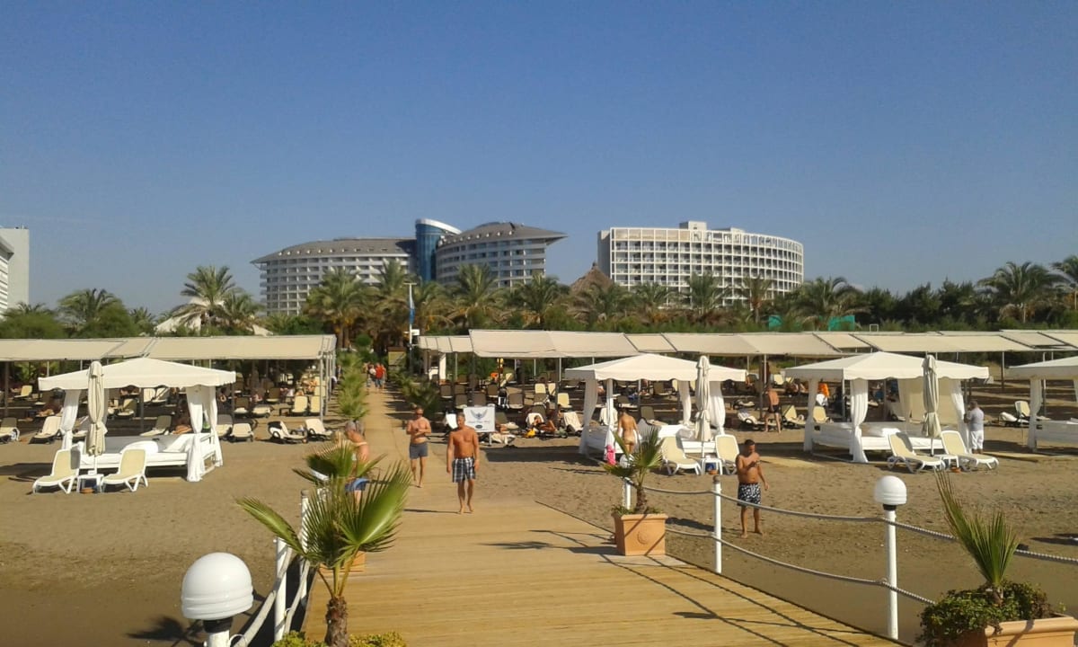 Blick vom Steg zum Hotel Royal Wings Hotel