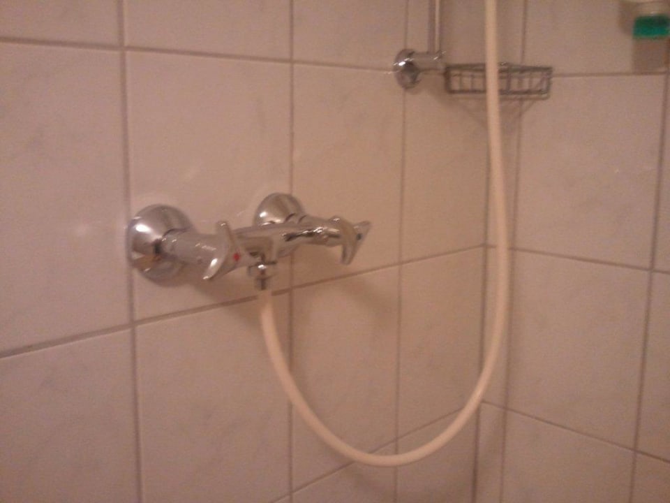 Total veraltete Armaturen im Bad im "Komfort"zimme Kurhaus Klement