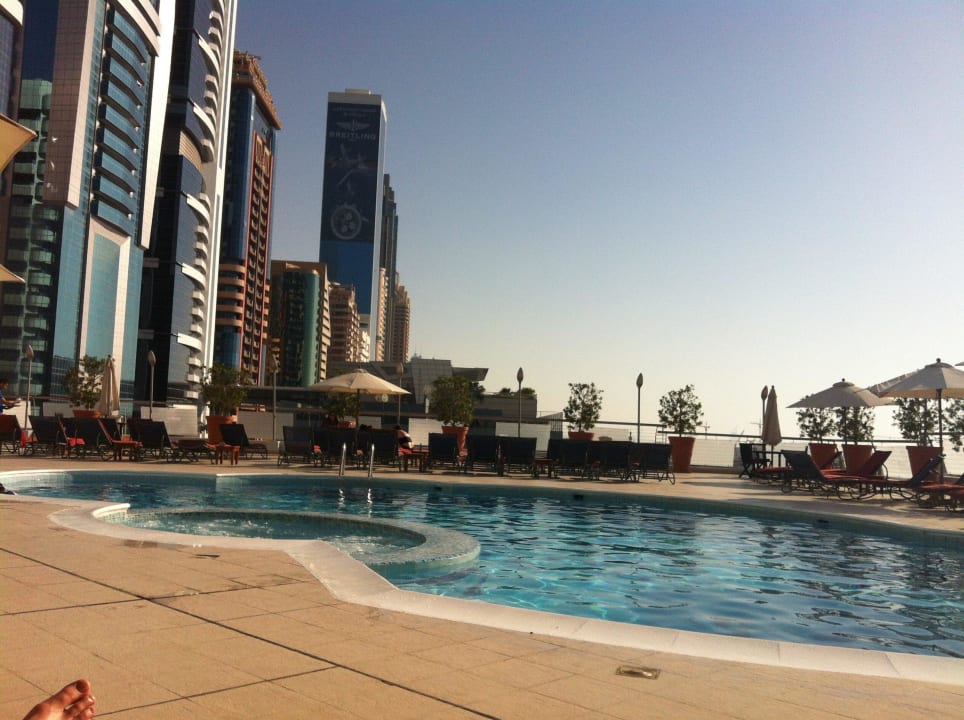 Pool auf dem Dach des Parkhauses Towers Rotana