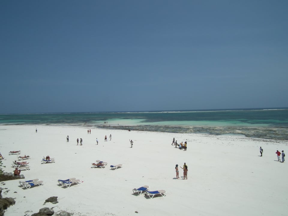 Bei Ebbe werden nach Bedarf Liegen hergebracht Baobab Beach Resort & Spa