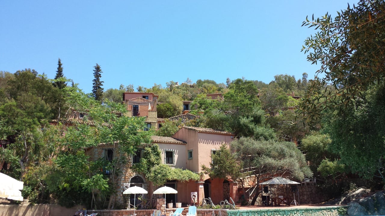 Blick vom Pool in die Anlage Arbatax Park Resort - Borgo Cala Moresca