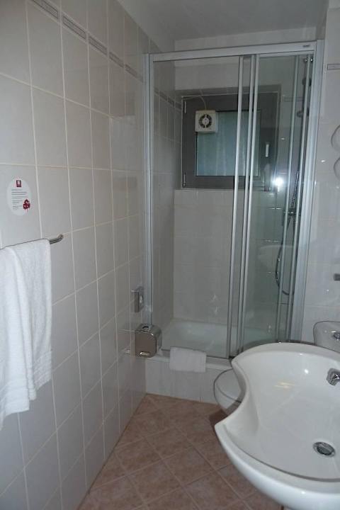 Dusche/ WC Leonardo Hotel Hamburg Airport