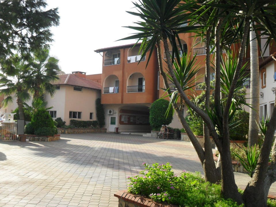 Einer der Wege zum Pool ( vom Haupthaus) Club Turtas Beach Hotel