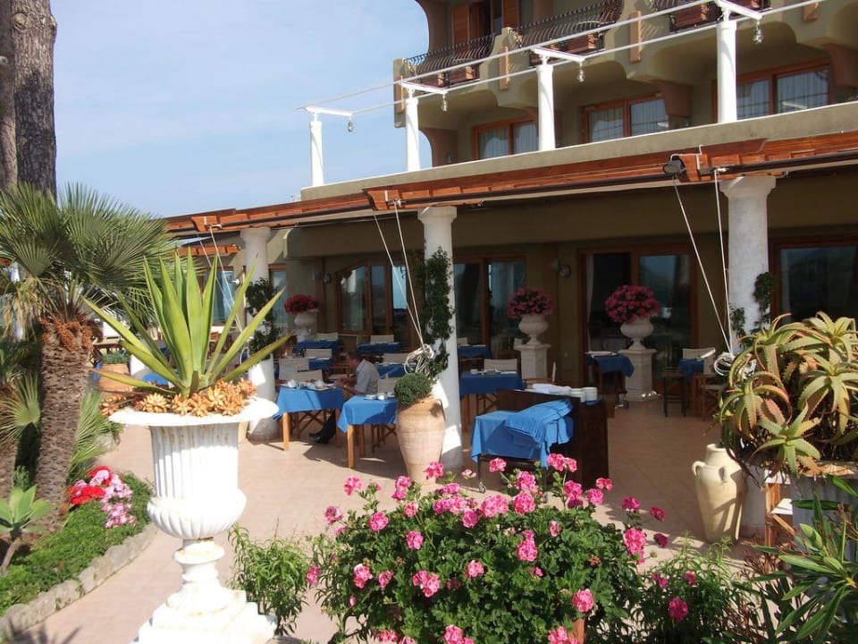 Blick vom Garten auf die Frühstücksterrasse San Montano Resort & Spa