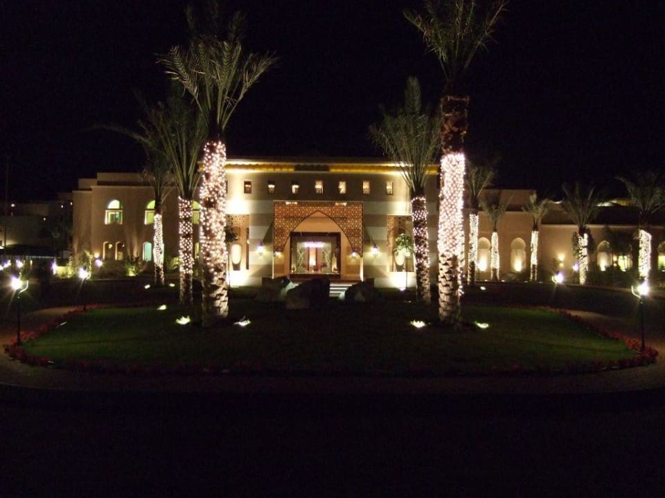 Hoteleingang bei Nacht Miramar Al Aqah Beach Resort