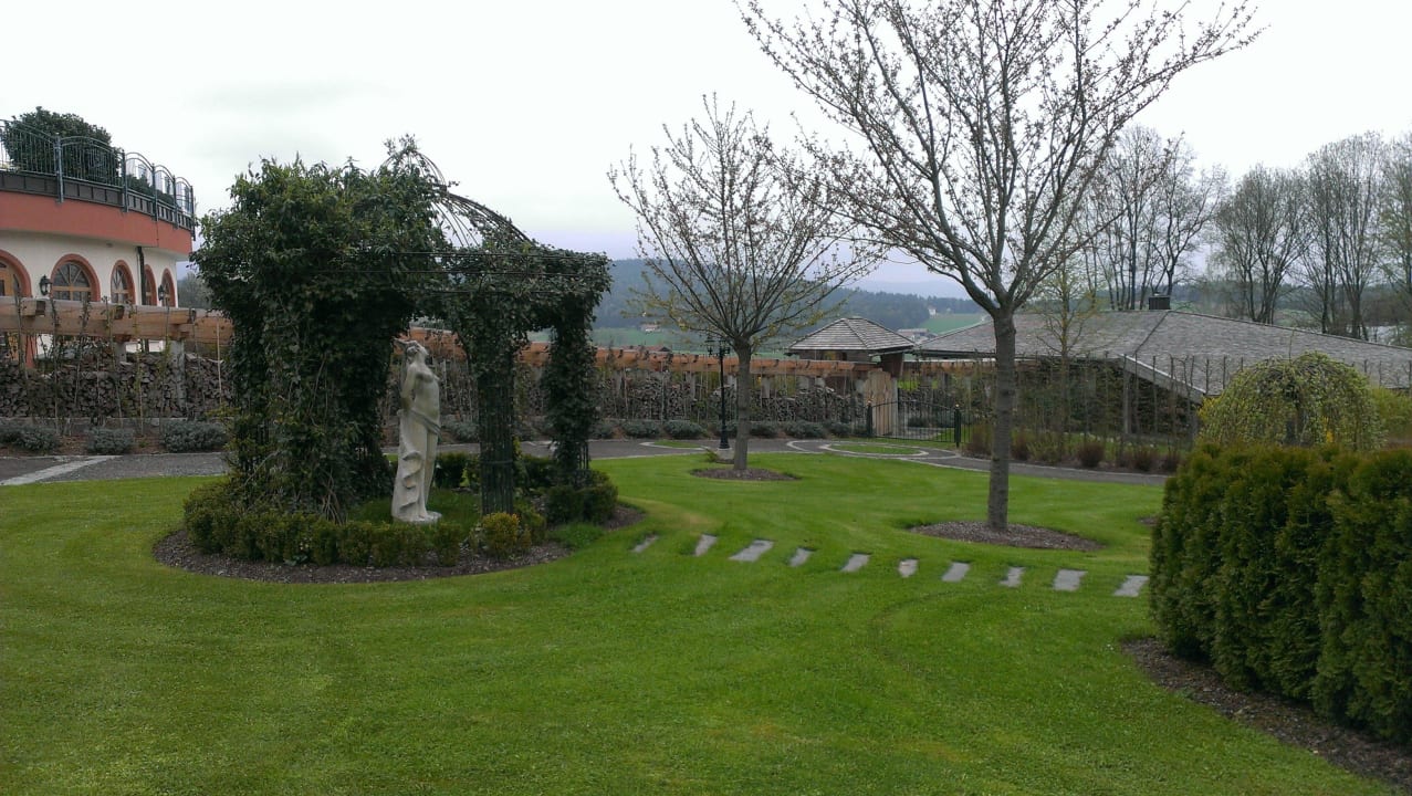 Garten mit Blick zur Teichsauna Hotel Bayerwaldhof