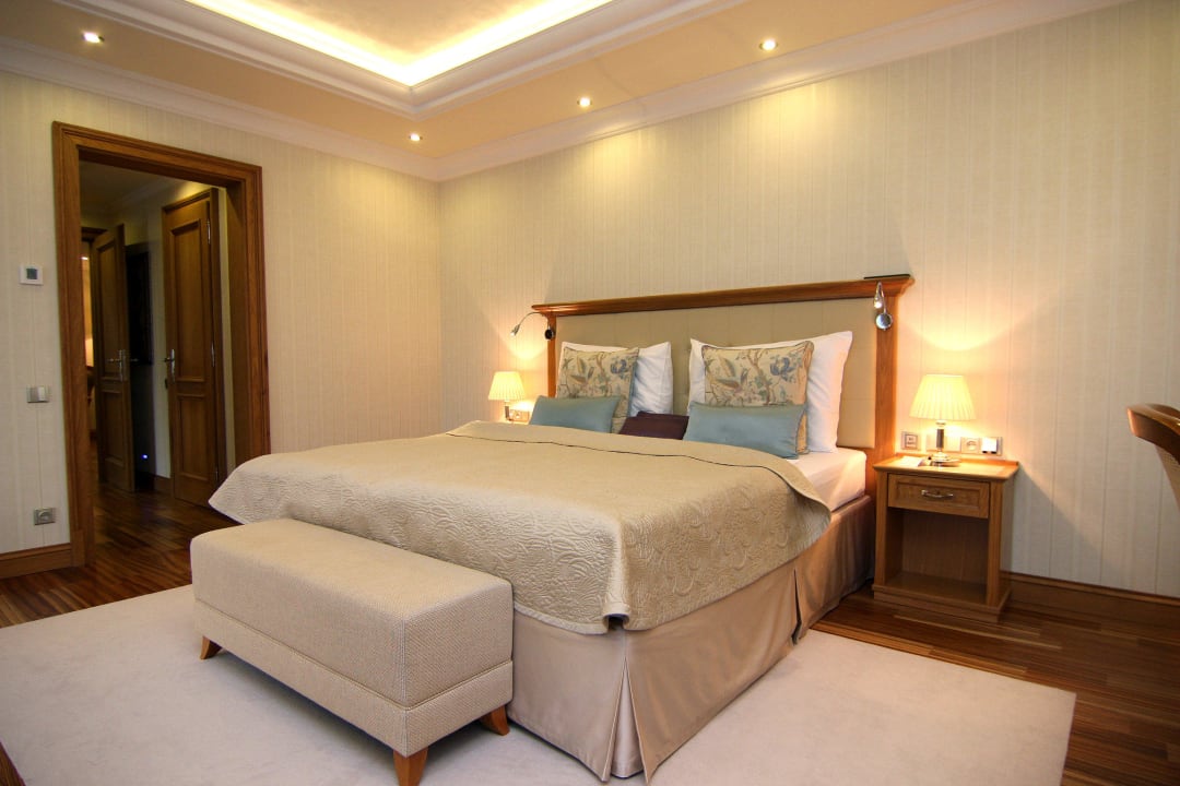 Large kinge bed Retro Riverside Wellness Resort