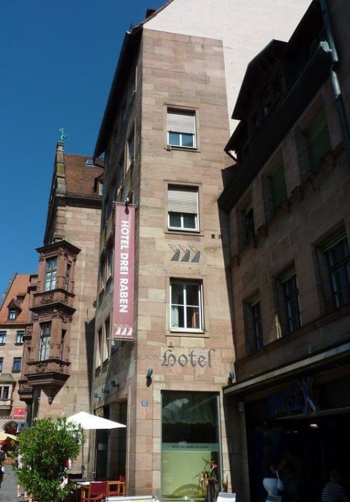Blick auf das Hotel von der Straße Hotel Drei Raben