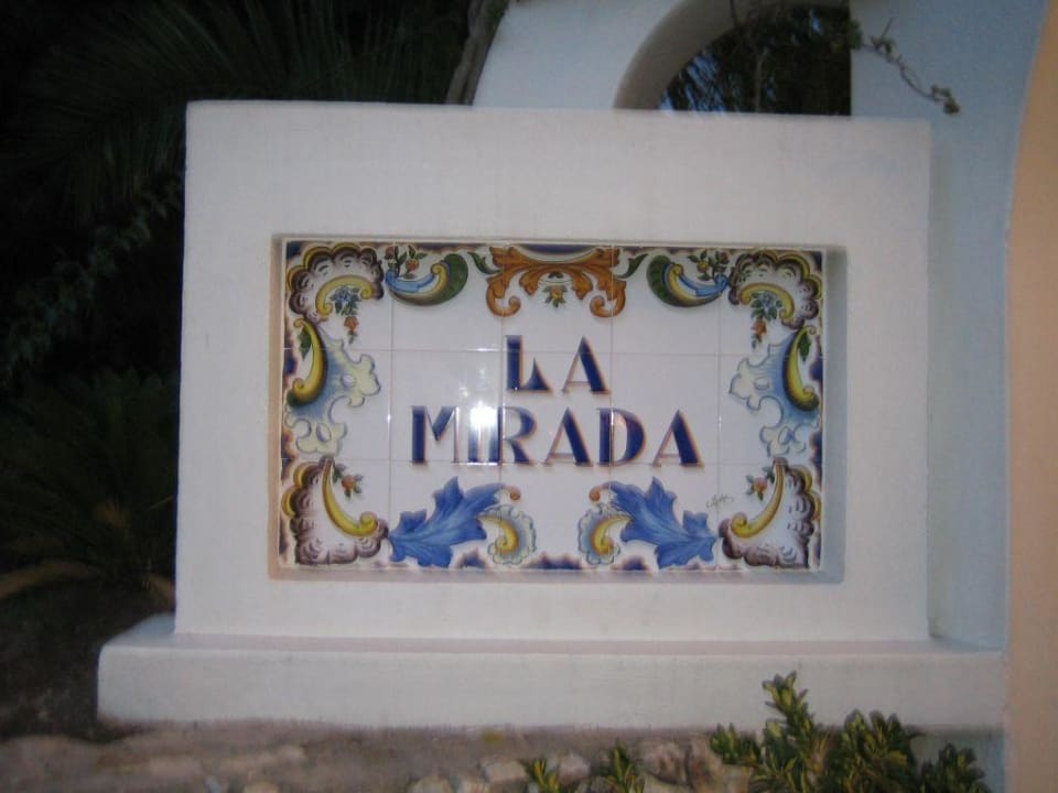 Am Eingang des Hotels Gavimar La Mirada Club Resort