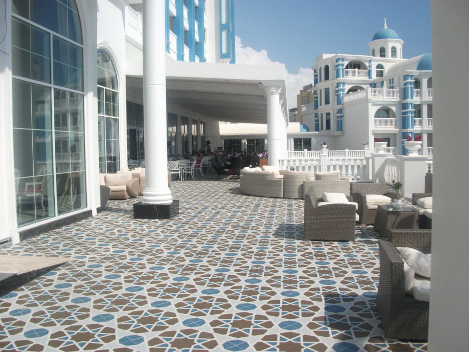 Terrasse vor der Lobby Rubi Platinum Spa Resort & Suites