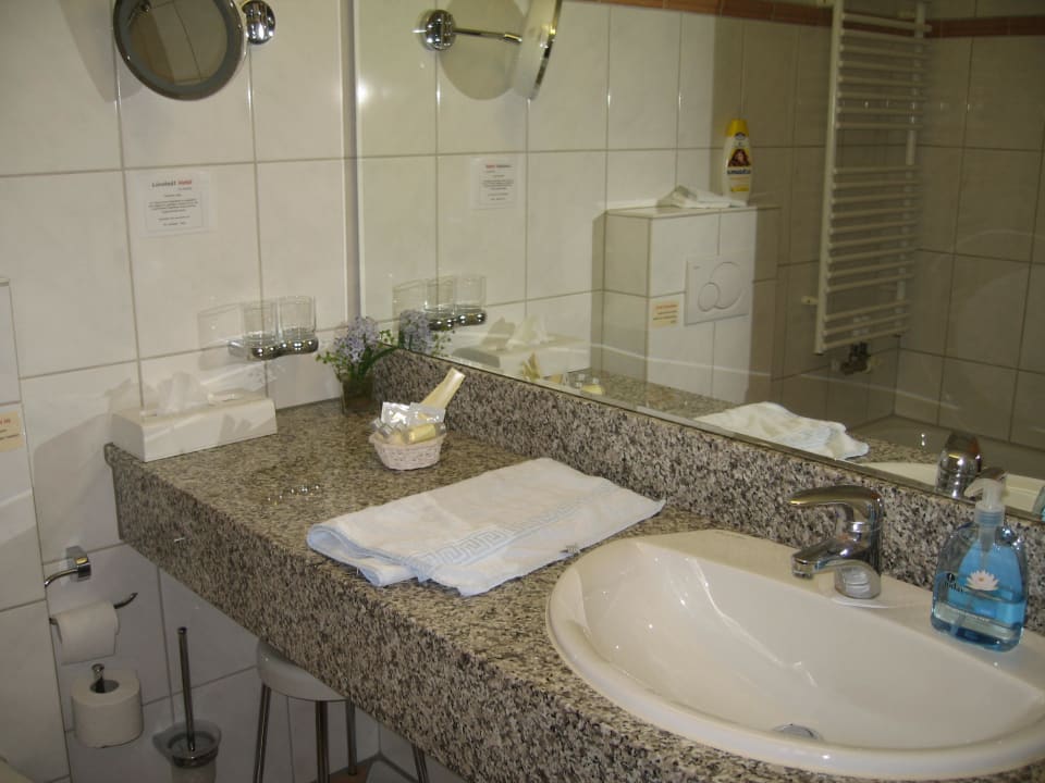 Bad Zimmer Nr. 1 Hotel am Rathaus