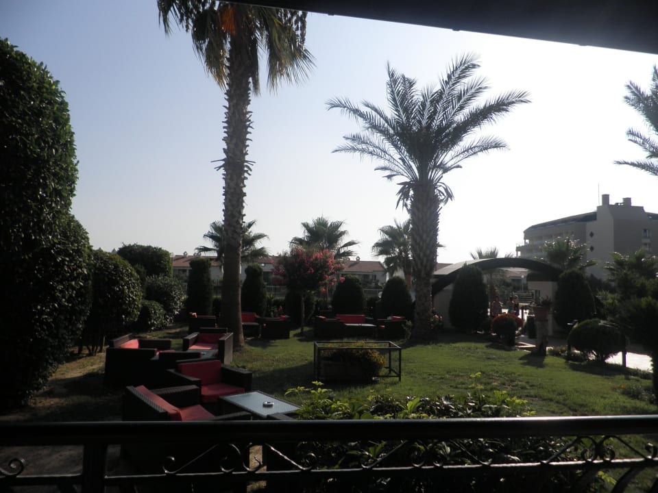 Vor Haupteingang Hotel Arabella World