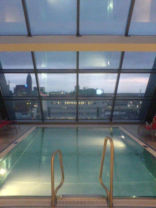Pool Radisson Blu Hotel Frankfurt