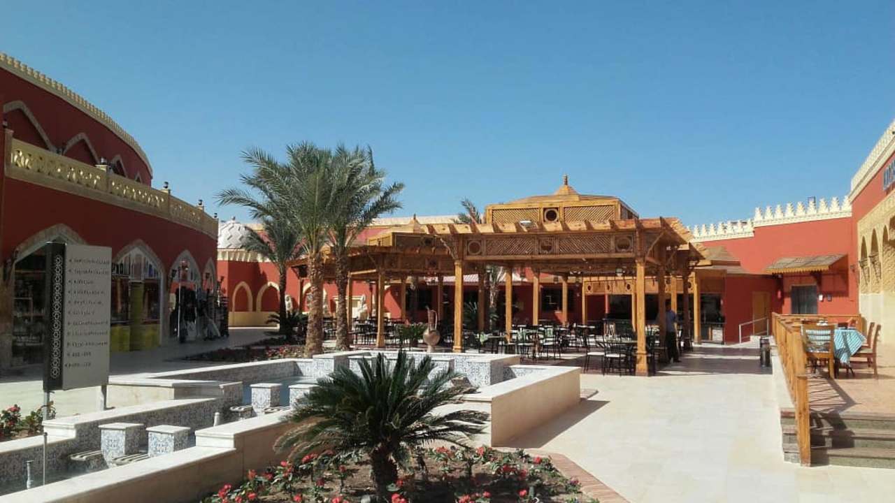 Przed restauracją azjatycką Pickalbatros Alf Leila Wa Leila Resort - Neverland Hurghada