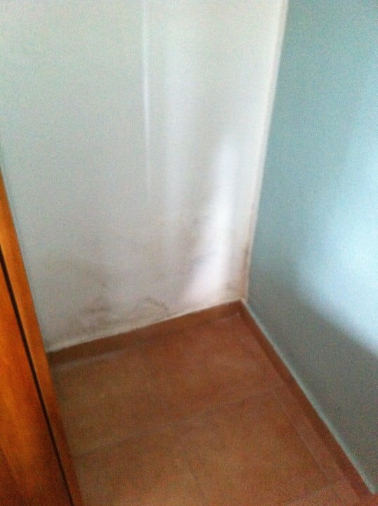 Feuchtigkeitsschaden zwischen Bad und Schlafraum Aldiana Club Rocca Nettuno Calabria