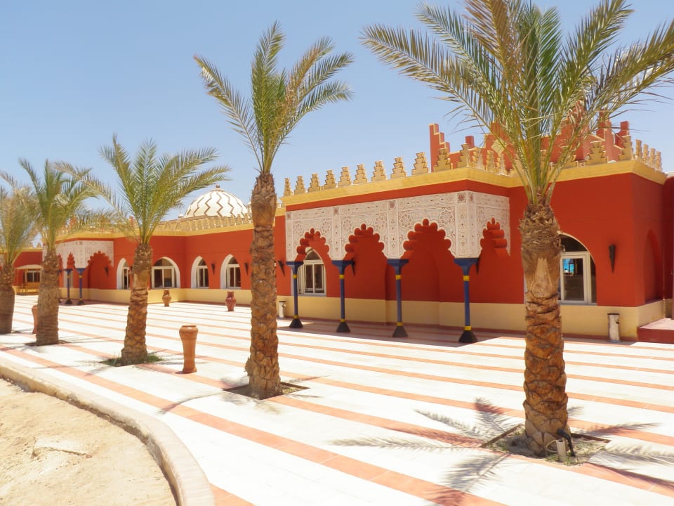 Przed restauracją Pickalbatros Alf Leila Wa Leila Resort - Neverland Hurghada