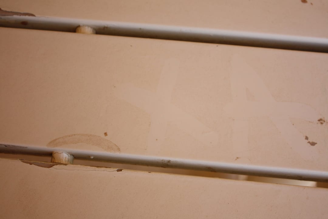 Грязь на столике и на балконе! Continental Hotel Hurghada