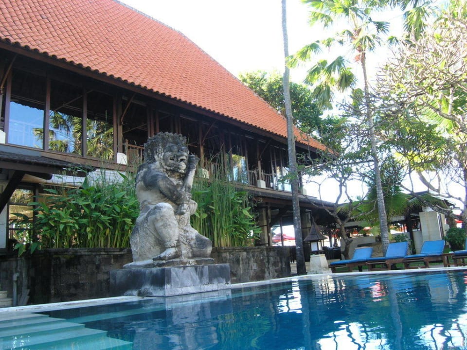 Rechter kleinerer Pool Puri Santrian