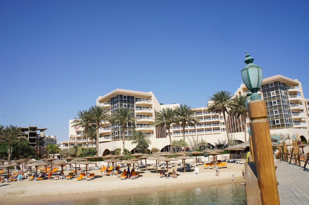 Sicht auf Hotel und Strand von vorgelagerter Insel Marriott Hurghada Beach Resort