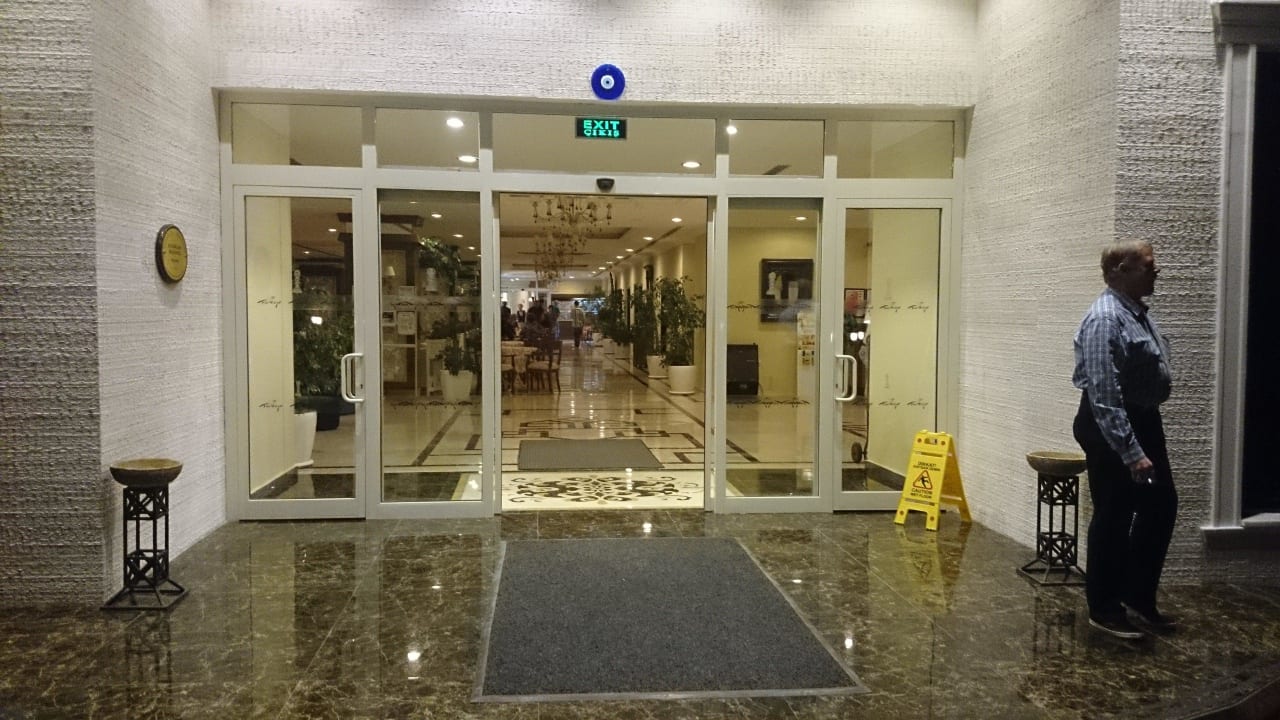 Eingang zur Lobby Iz Flower Side Beach Hotel