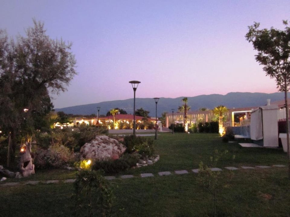 Blick von der Strandbar zum Hotel alltoura Club Hotel Poseidon Palace