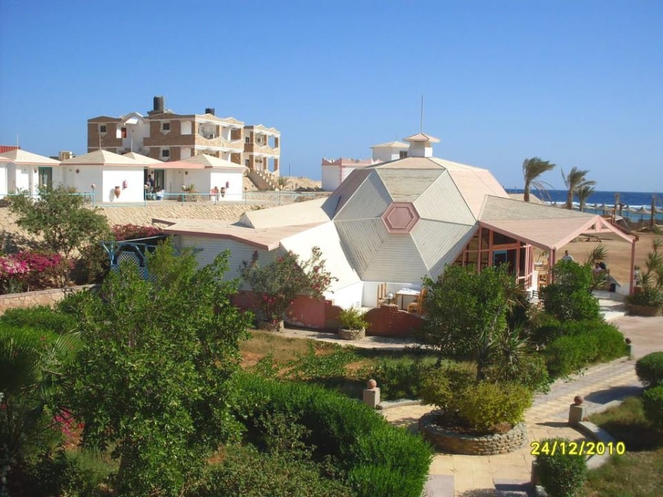 Blick auf Restaurant und Gartenanlage Hotel Coral Garden