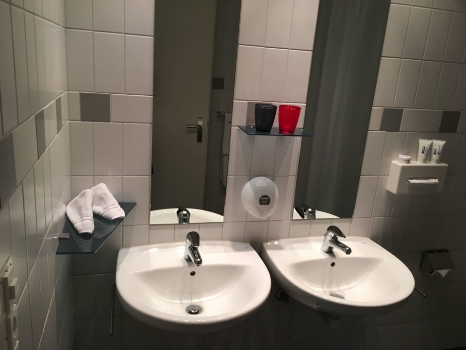 Zwei Waschbecken  Hotel Odelya