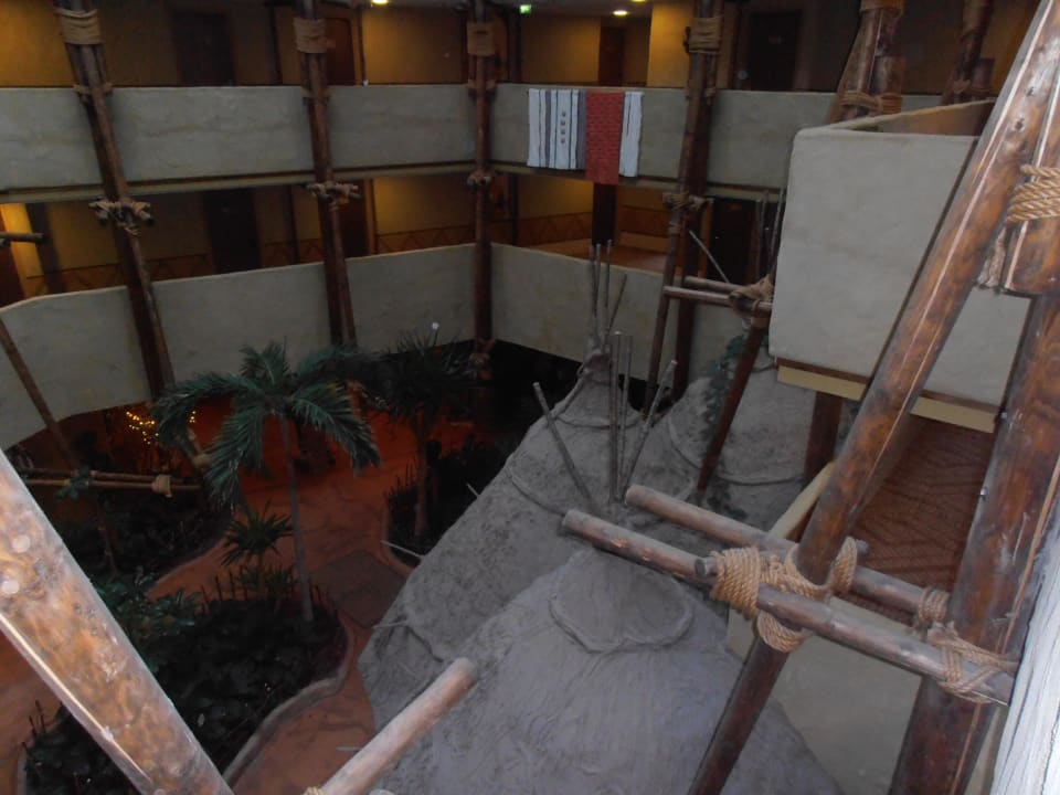 Blick vom 2. Stock in die Lobby Hotel Matamba - Phantasialand Erlebnishotel