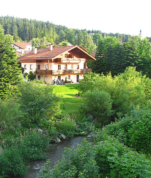 Nebengebäude mit Garage Hotel Pension Grenzwald Fischerwirt
