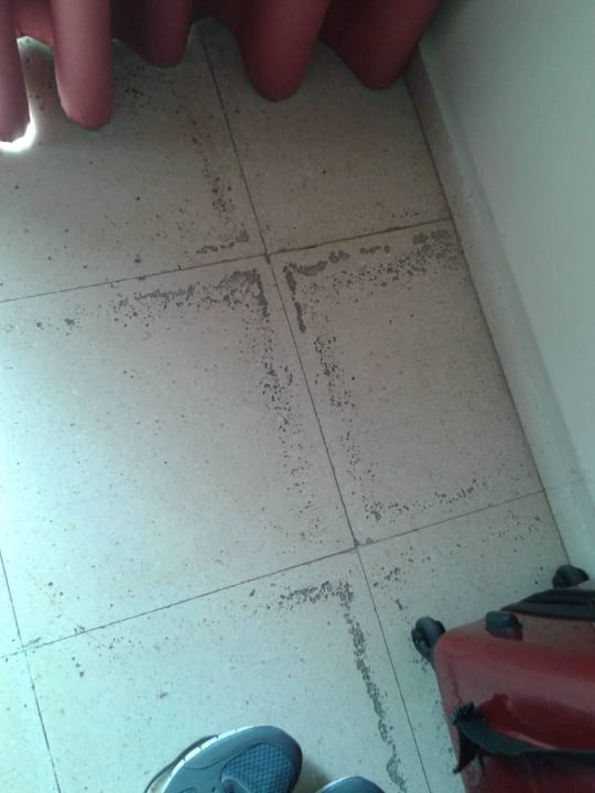 Kaputte Fliesen auf dem Boden Hotel Surf Mar