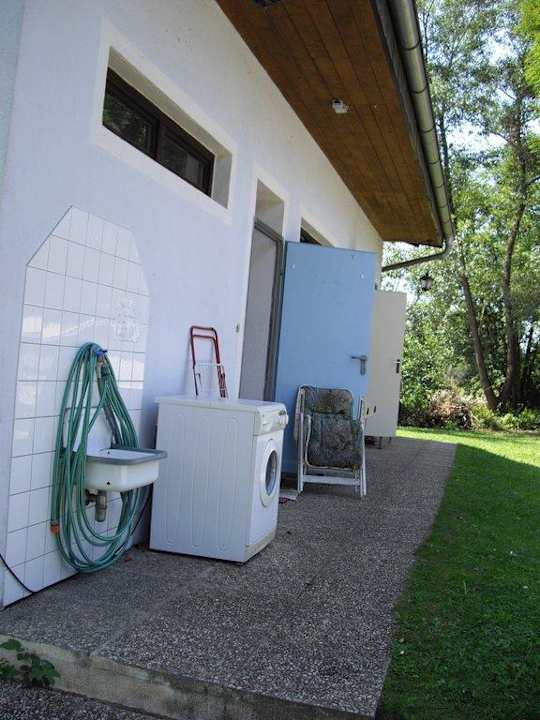 Eingang zu den Wc und zur Dusche Camping Höflein Ottensheim