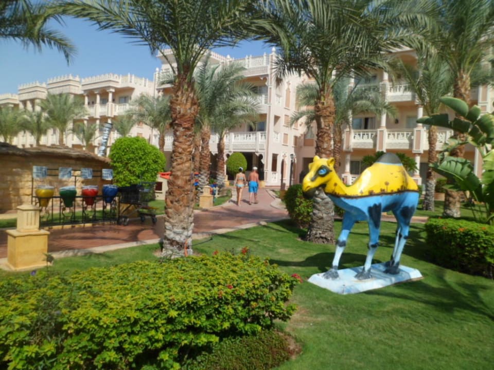 Überall bunte Kamele Pickalbatros Palace Resort