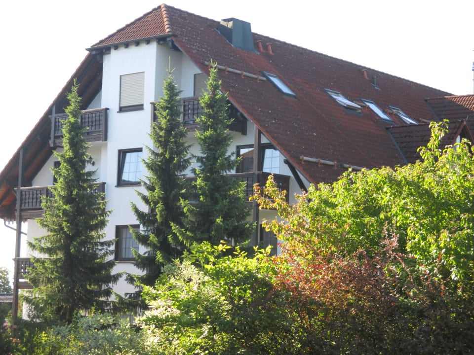 Seitlicher Blick auf's Hotel Vital- und Wellnesshotel Albblick