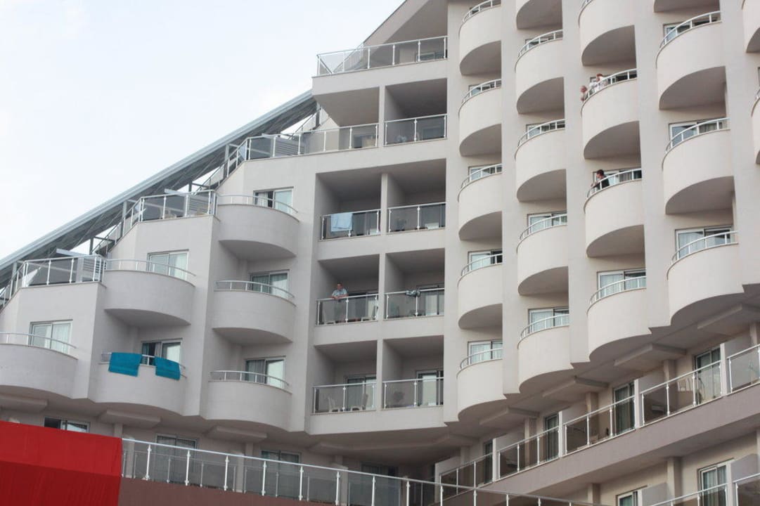 Hotel  vom Pool aus gesehen Saturn Palace Resort Hotel