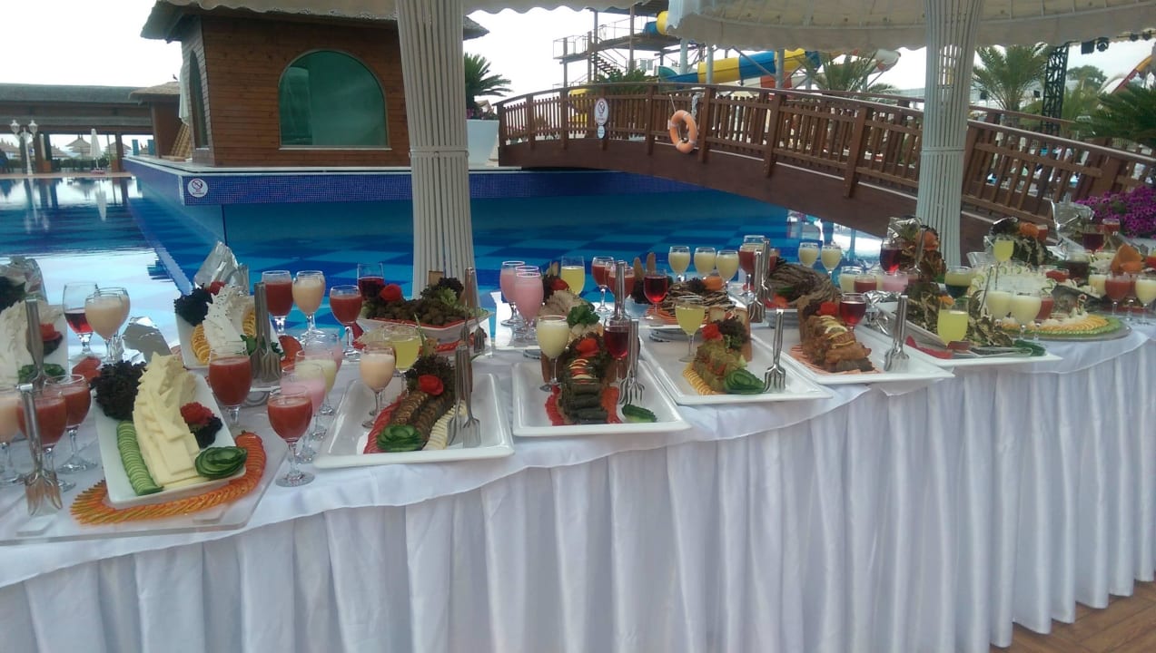 Galaabend am Pool Quattro Beach Spa & Resort