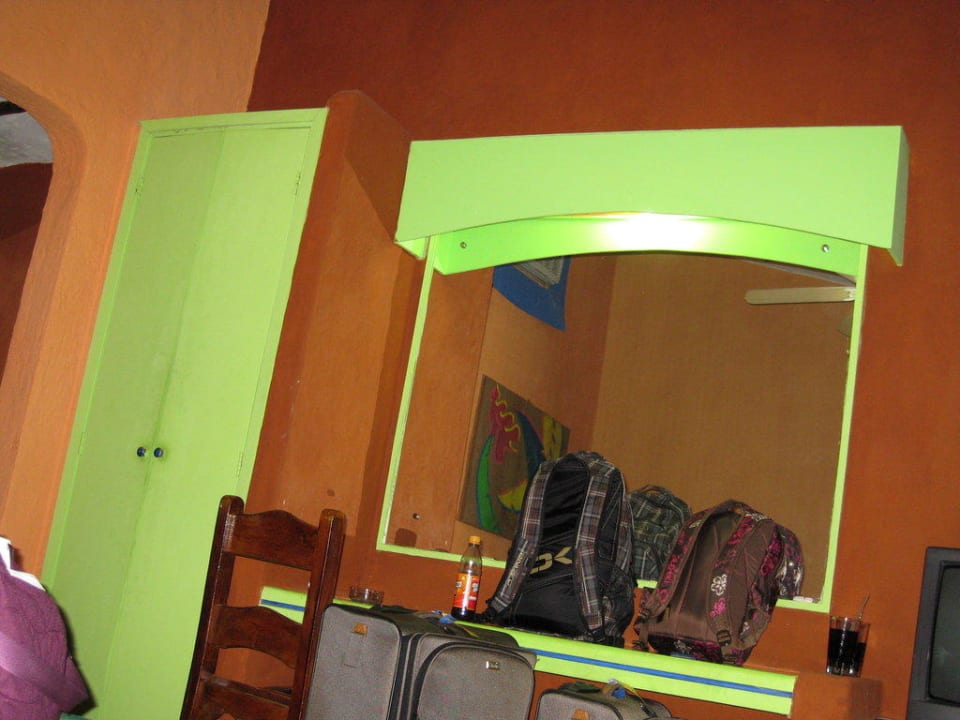 Kleiderschrank Hotel Flamenco Villas / Beach Club