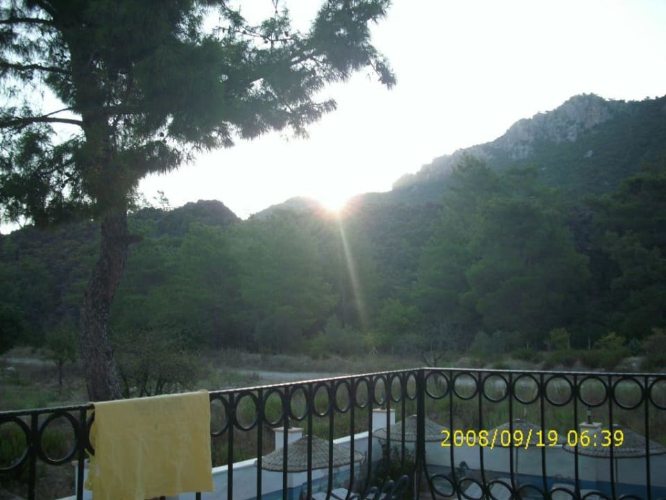 Schöner Sonnenaufgang vom Balkon Hotel Forest Park